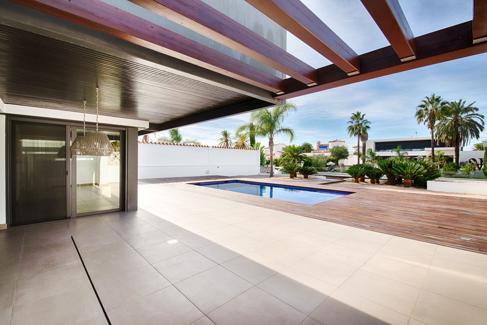 4 bedroom Townhouse for sale in Empuriabrava with pool garage - € 1,699,000 (Ref: 10118011)