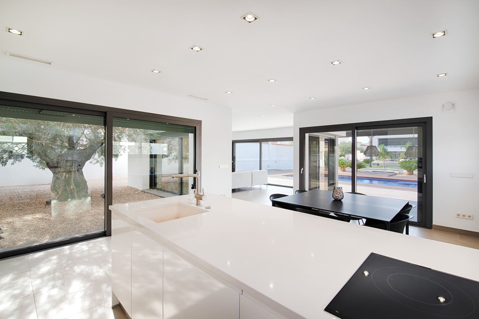 4 bedroom Townhouse for sale in Empuriabrava with pool garage - € 1,699,000 (Ref: 10118011)