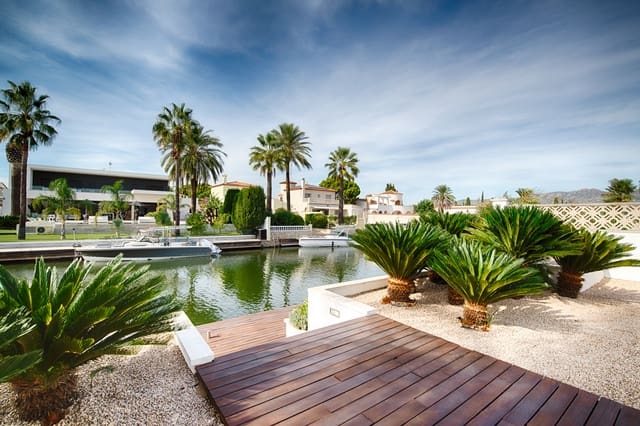 4 makuuhuone Omakotitalo myytävänä paikassa Empuriabrava, Castelló d'Empúries mukana uima-altaan 
autotalli - 1 699 000 € (Ref: 10118011)
