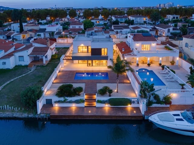 4 makuuhuone Omakotitalo myytävänä paikassa Empuriabrava, Castelló d'Empúries mukana uima-altaan 
autotalli - 1 699 000 € (Ref: 10118011)