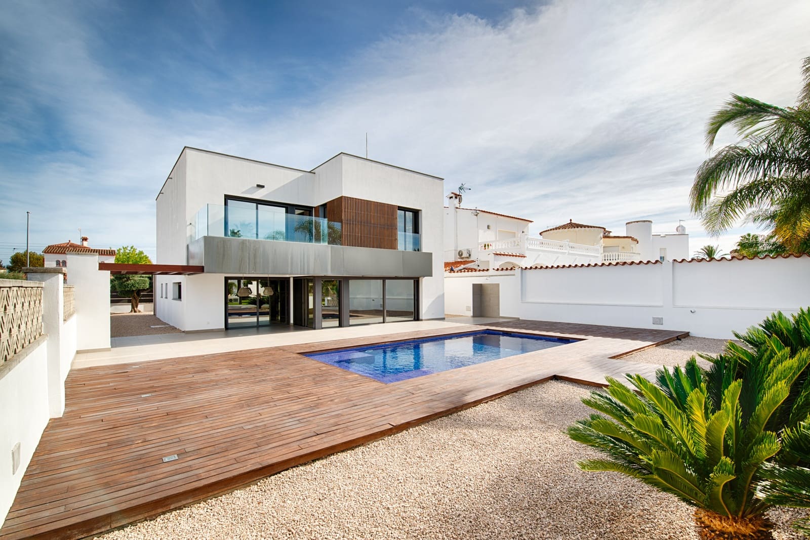 4 bedroom Townhouse for sale in Empuriabrava with pool garage - € 1,699,000 (Ref: 10118011)