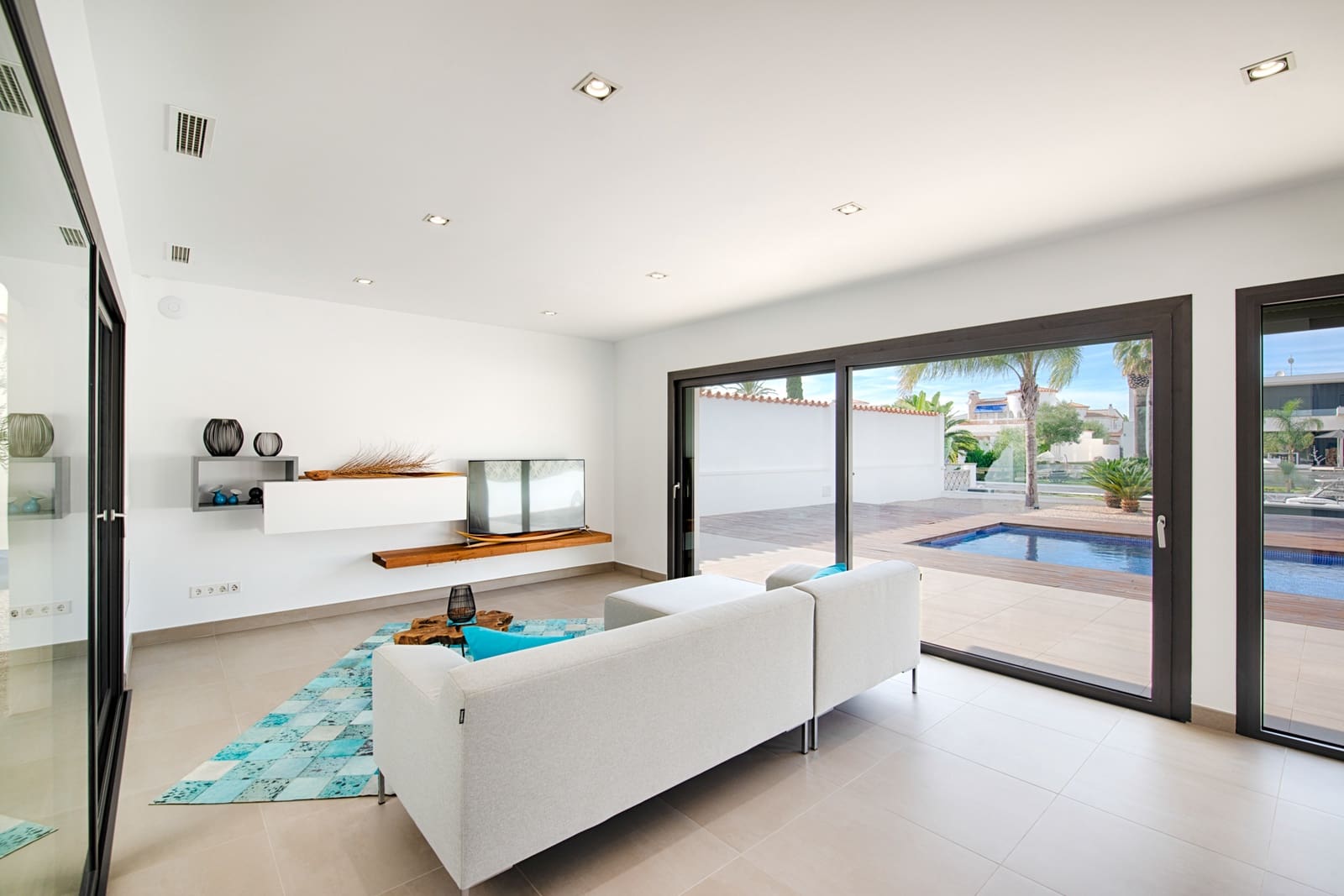 4 bedroom Townhouse for sale in Empuriabrava with pool garage - € 1,699,000 (Ref: 10118011)