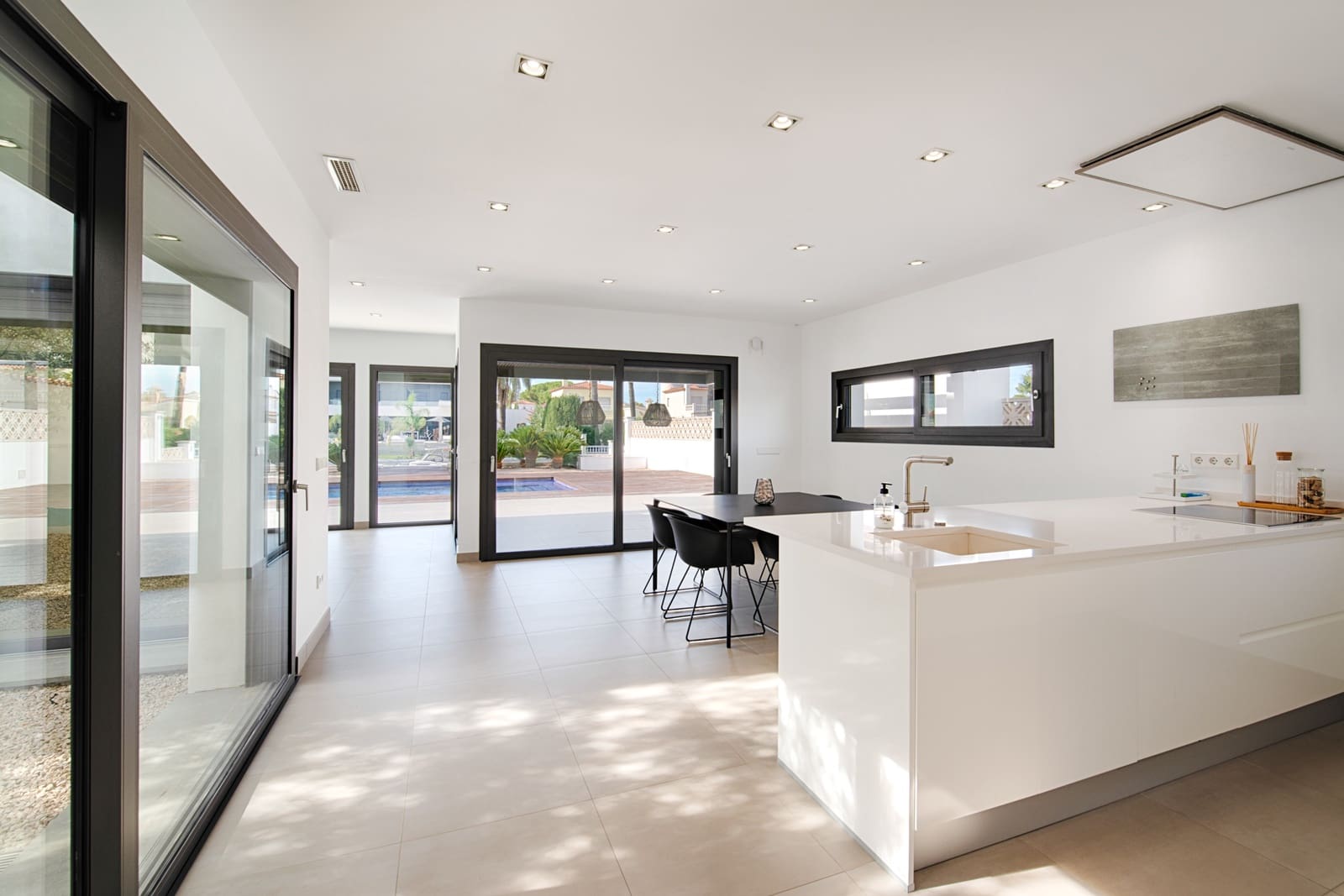 4 bedroom Townhouse for sale in Empuriabrava with pool garage - € 1,699,000 (Ref: 10118011)
