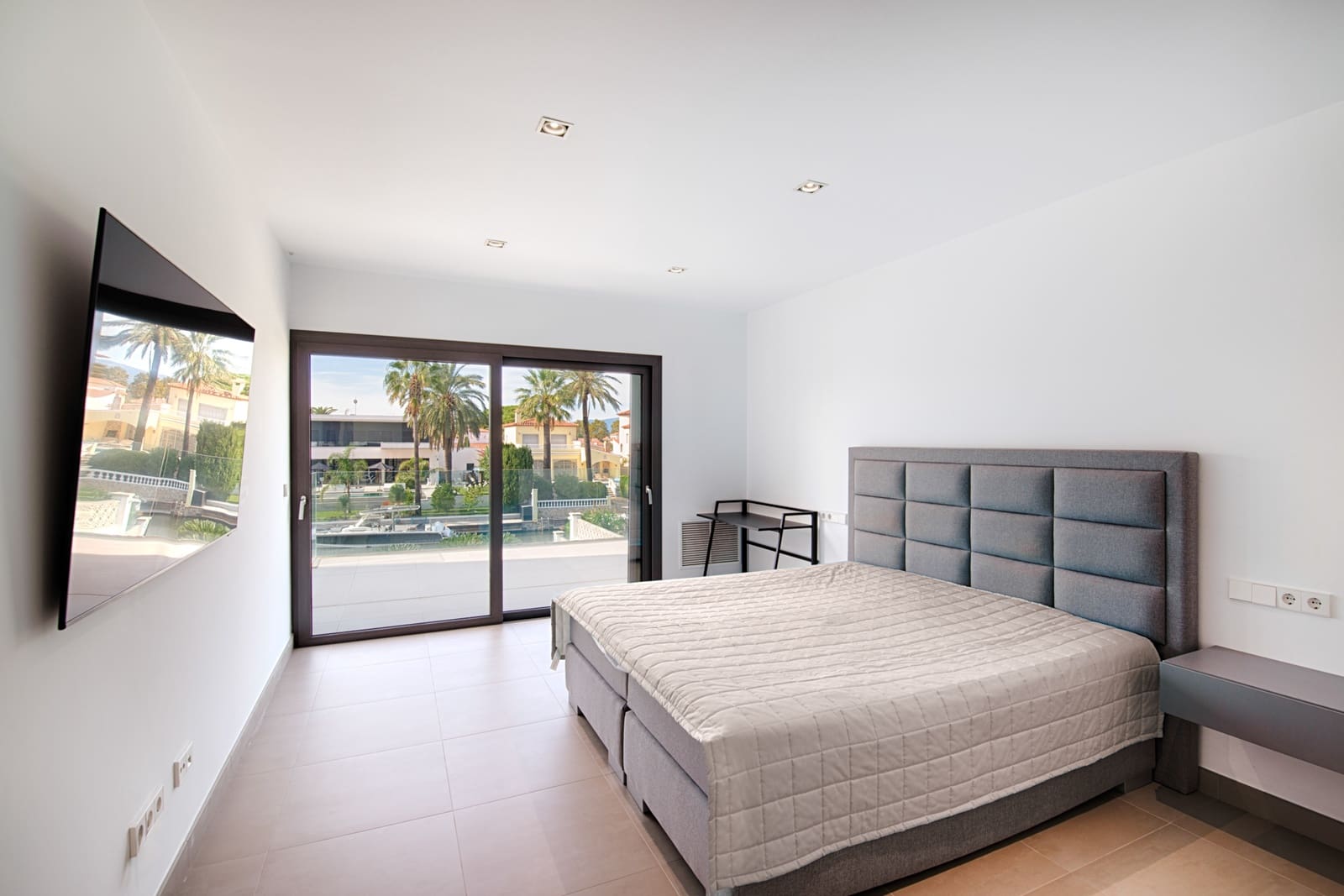 4 bedroom Townhouse for sale in Empuriabrava with pool garage - € 1,699,000 (Ref: 10118011)
