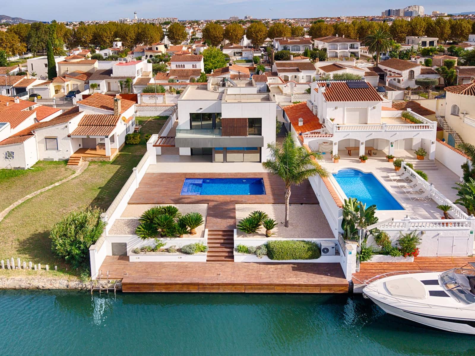 4 bedroom Townhouse for sale in Empuriabrava with pool garage - € 1,699,000 (Ref: 10118011)