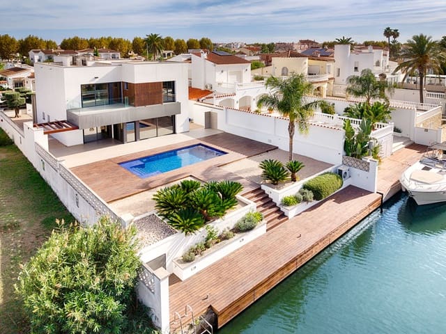 4 makuuhuone Omakotitalo myytävänä paikassa Empuriabrava, Castelló d'Empúries mukana uima-altaan 
autotalli - 1 699 000 € (Ref: 10118011)