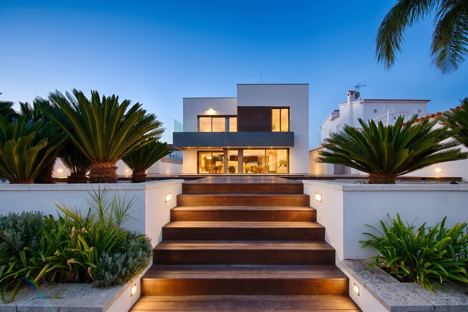 4 bedroom Townhouse for sale in Empuriabrava with pool garage - € 1,699,000 (Ref: 10118011)
