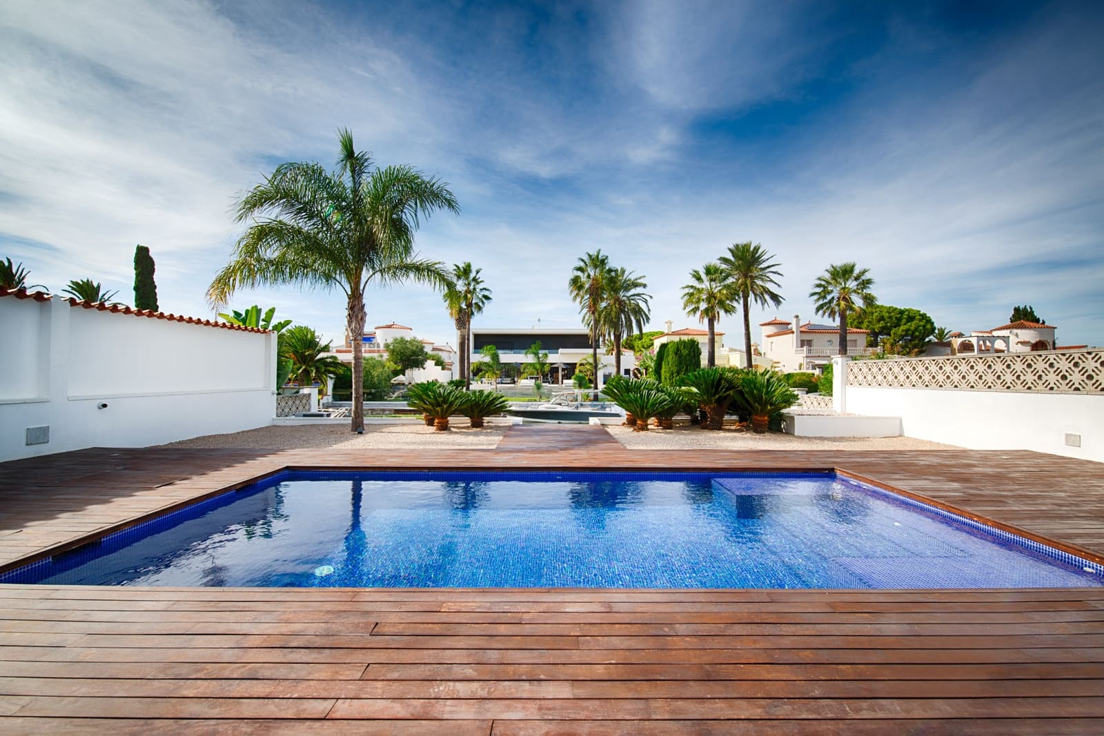 4 bedroom Townhouse for sale in Empuriabrava with pool garage - € 1,699,000 (Ref: 10118011)