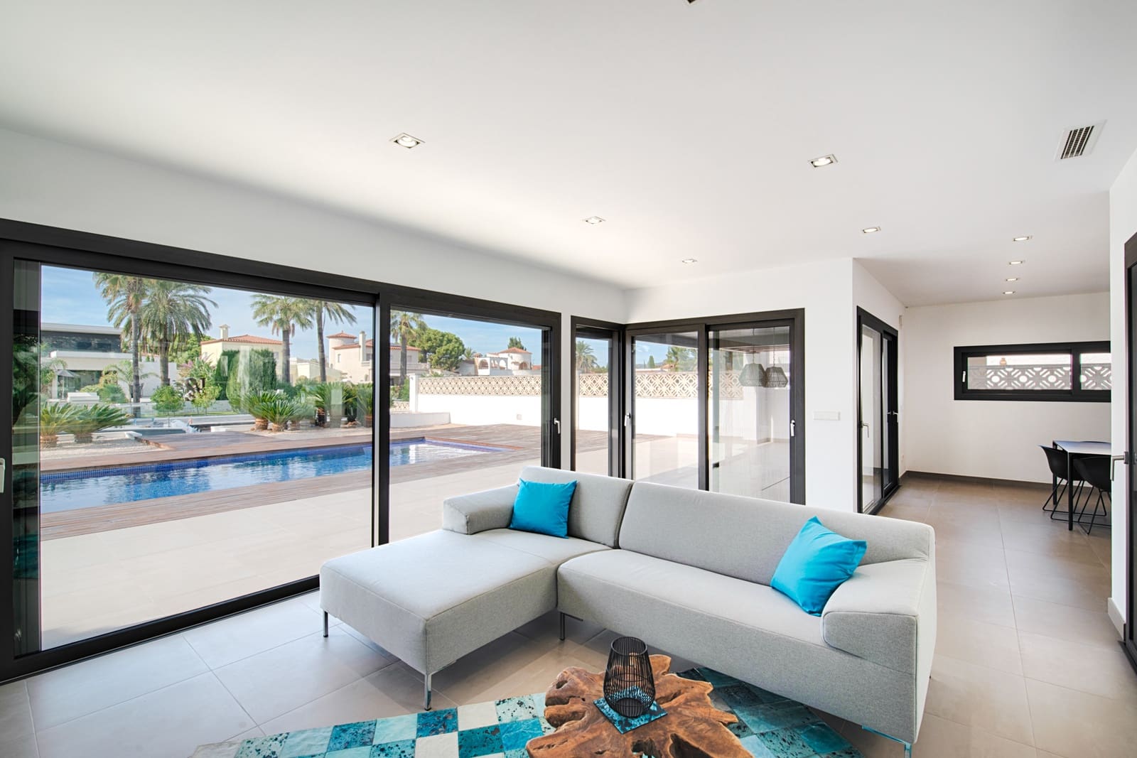 4 bedroom Townhouse for sale in Empuriabrava with pool garage - € 1,699,000 (Ref: 10118011)