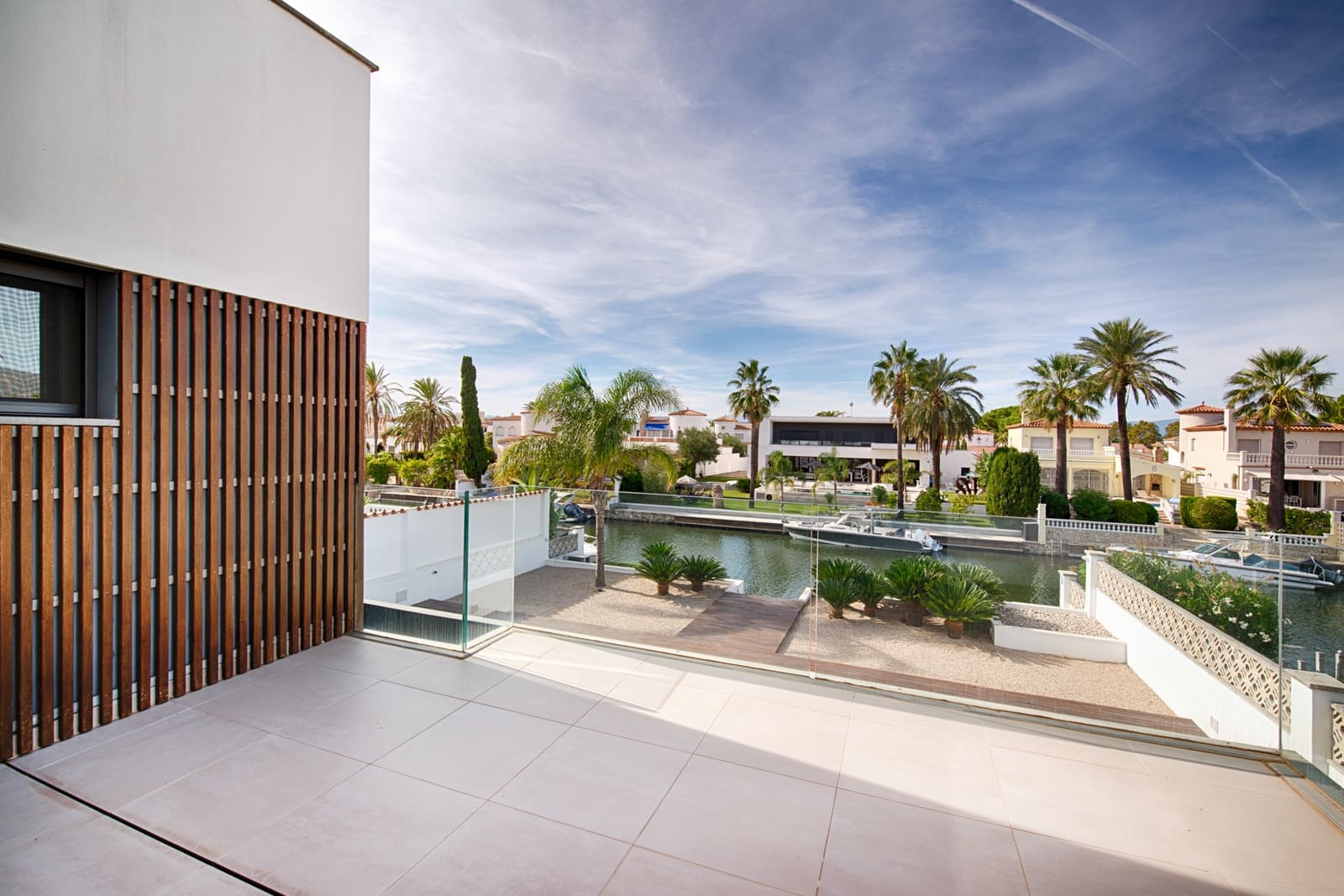 4 bedroom Townhouse for sale in Empuriabrava with pool garage - € 1,699,000 (Ref: 10118011)