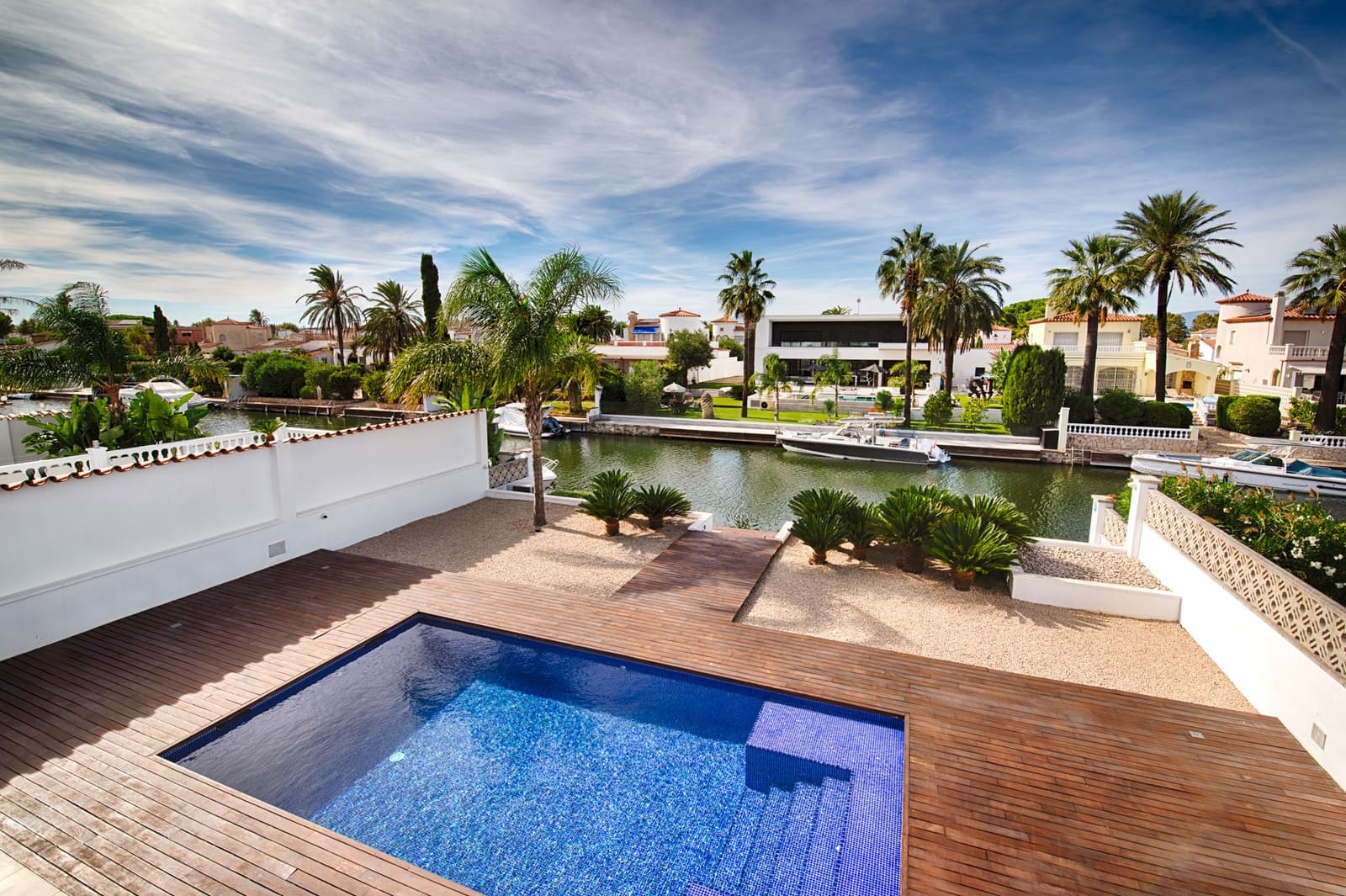 4 bedroom Townhouse for sale in Empuriabrava with pool garage - € 1,699,000 (Ref: 10118011)
