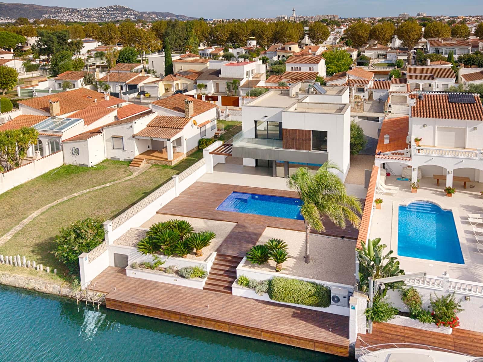 4 bedroom Townhouse for sale in Empuriabrava with pool garage - € 1,699,000 (Ref: 10118011)