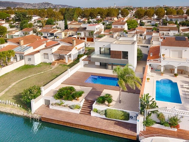 4 makuuhuone Omakotitalo myytävänä paikassa Empuriabrava, Castelló d'Empúries mukana uima-altaan 
autotalli - 1 699 000 € (Ref: 10118011)