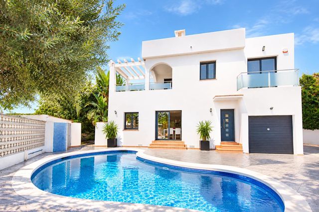 4 makuuhuone Omakotitalo myytävänä paikassa Empuriabrava, Castelló d'Empúries mukana uima-altaan 
autotalli - 599 000 € (Ref: 10120864)
