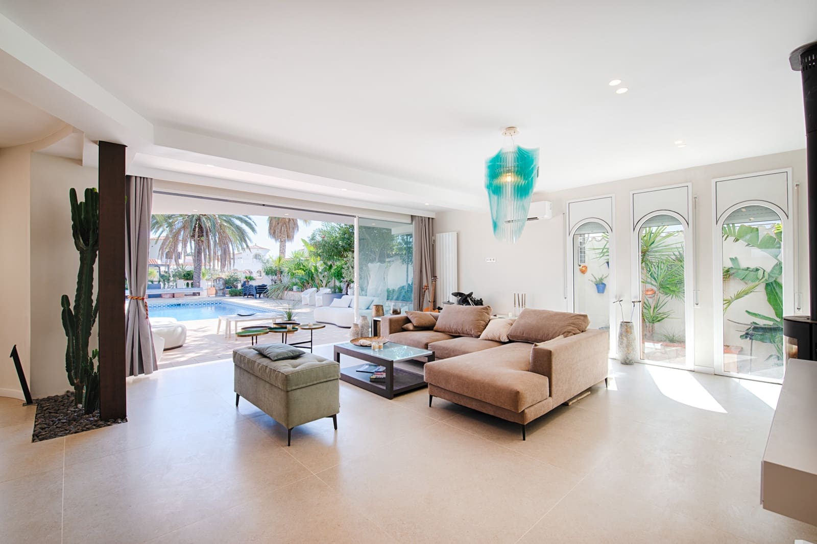 6 soveværelse Byhus til salg i Empuriabrava med swimmingpool garage - € 1.990.000 (Ref: 10136300)