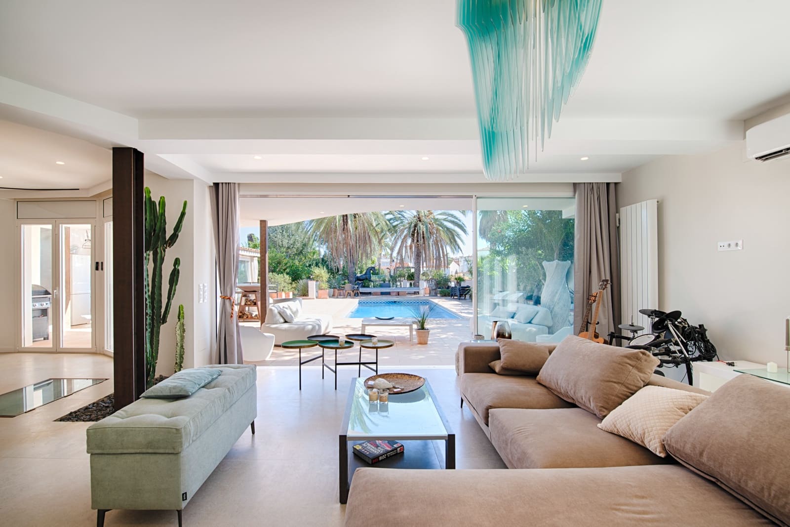 6 soveværelse Byhus til salg i Empuriabrava med swimmingpool garage - € 1.990.000 (Ref: 10136300)