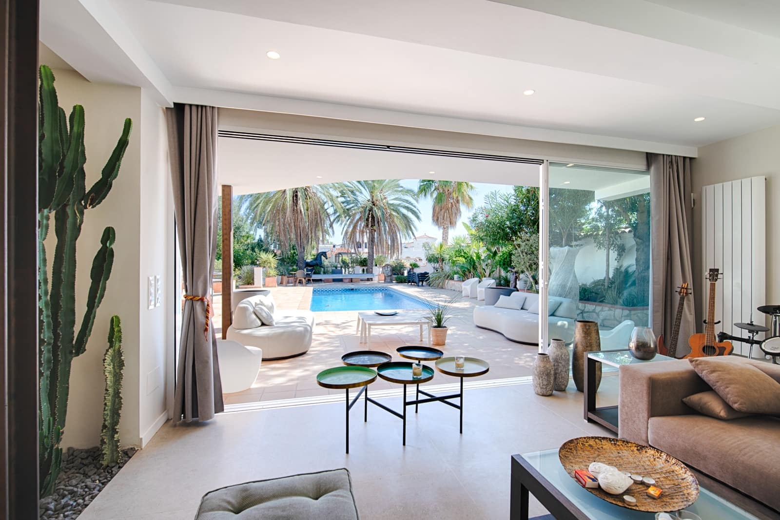 6 soveværelse Byhus til salg i Empuriabrava med swimmingpool garage - € 1.990.000 (Ref: 10136300)