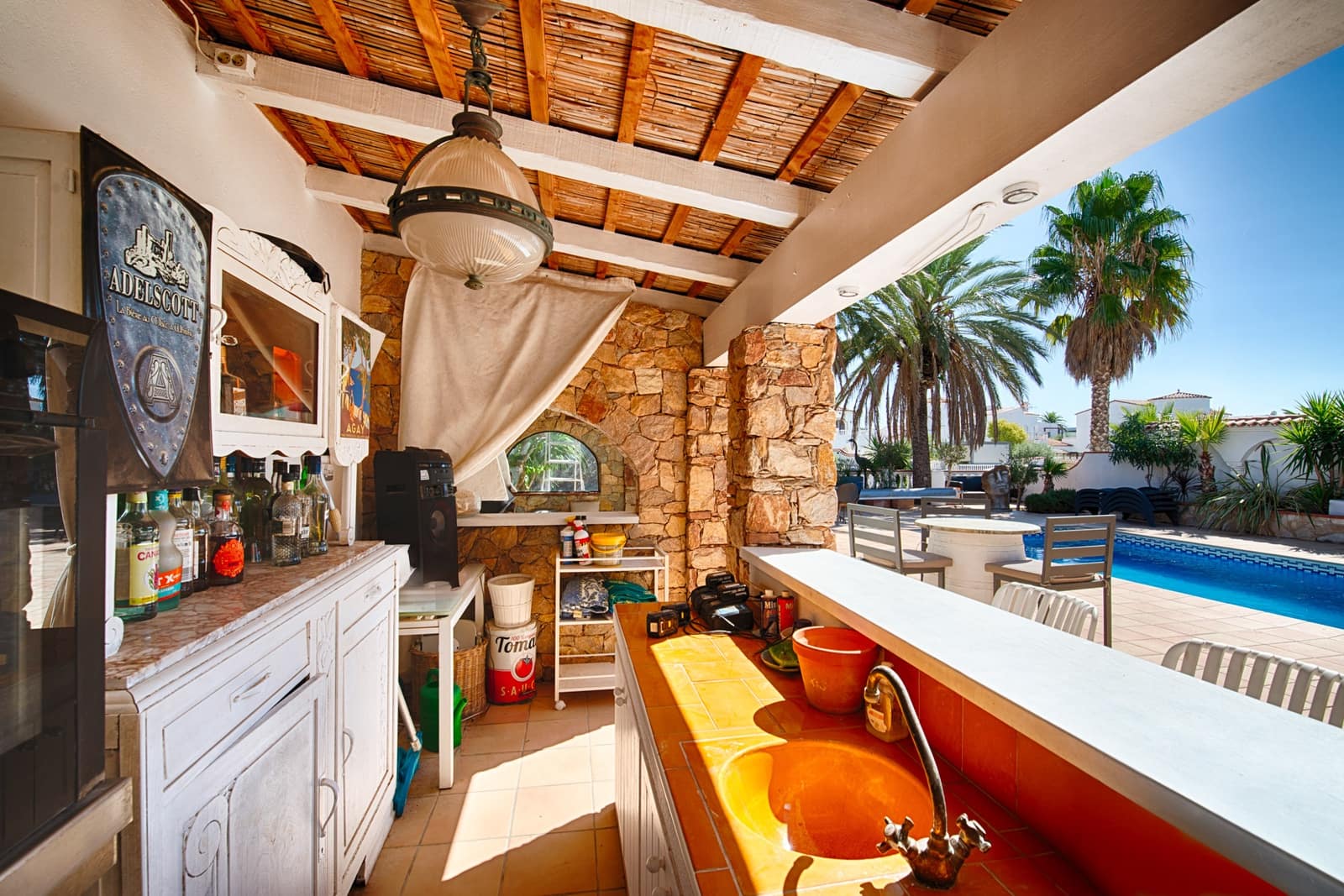 6 soveværelse Byhus til salg i Empuriabrava med swimmingpool garage - € 1.990.000 (Ref: 10136300)
