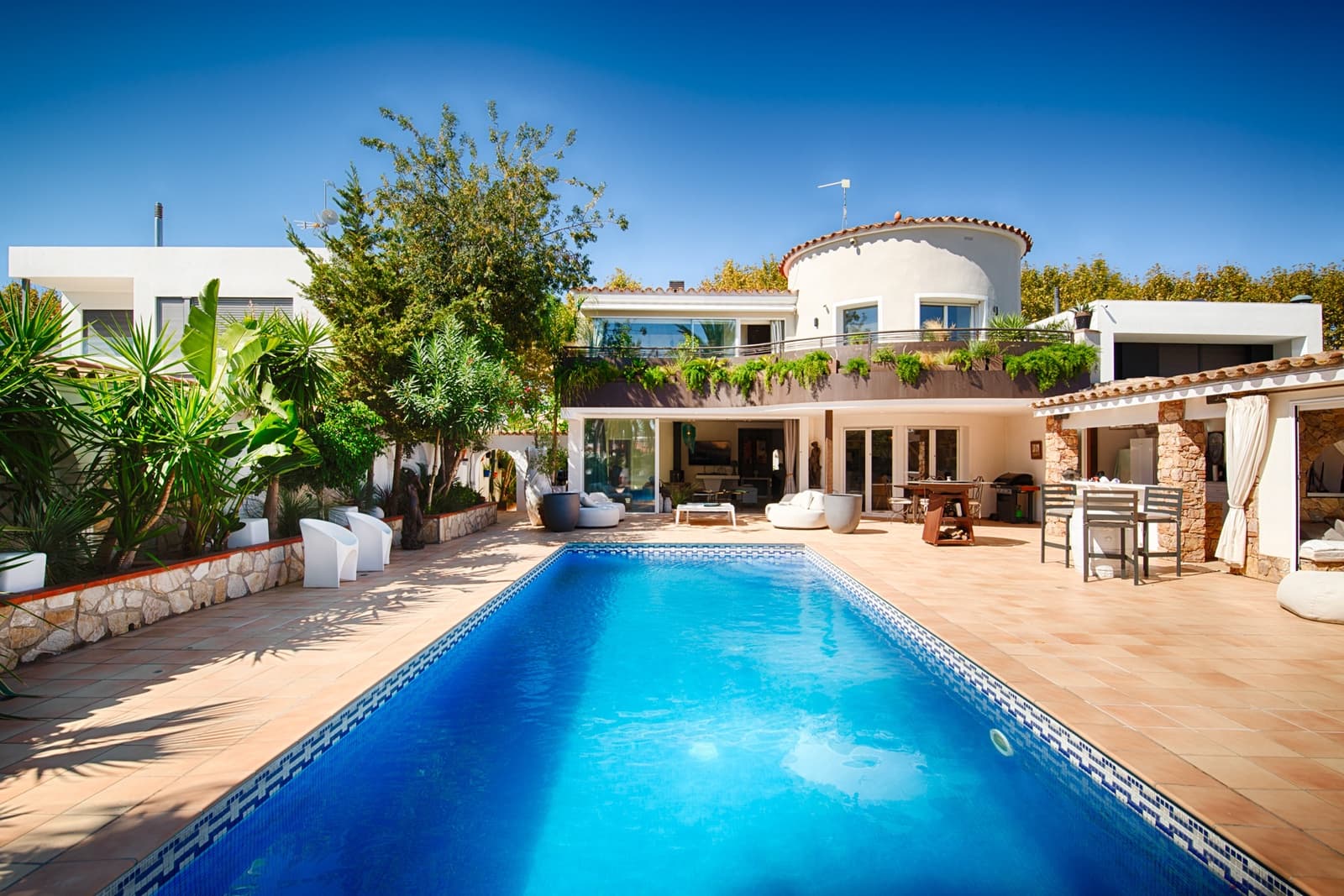 6 soveværelse Byhus til salg i Empuriabrava med swimmingpool garage - € 1.990.000 (Ref: 10136300)