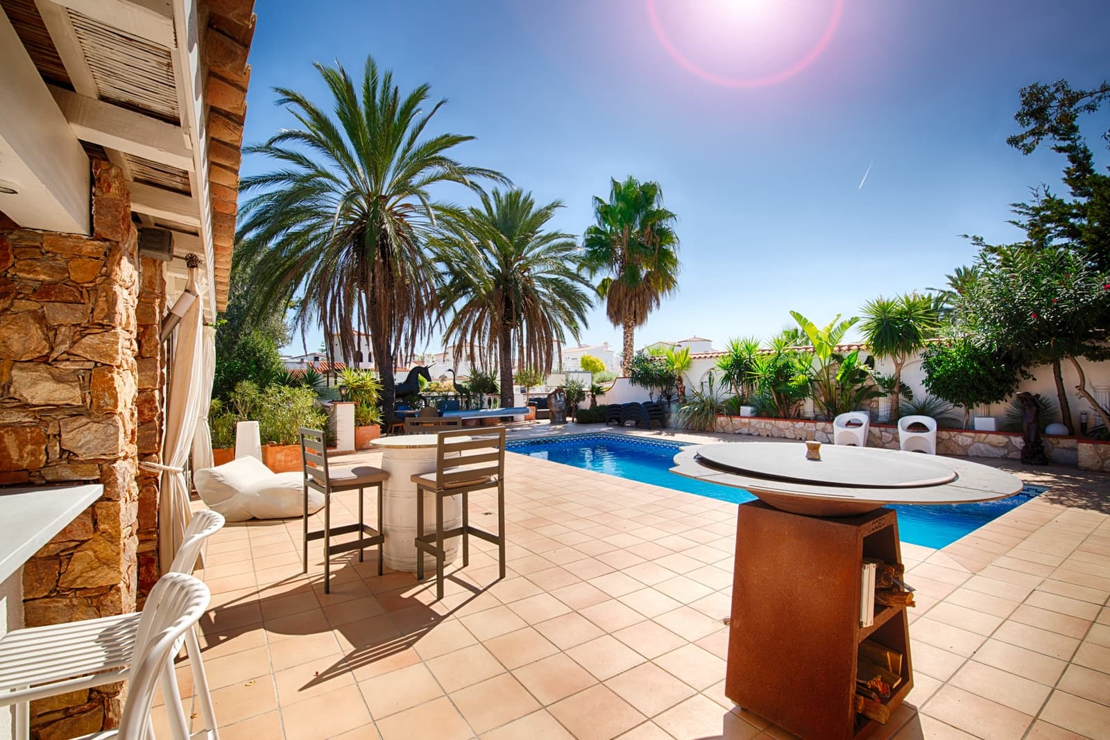 6 soveværelse Byhus til salg i Empuriabrava med swimmingpool garage - € 1.990.000 (Ref: 10136300)
