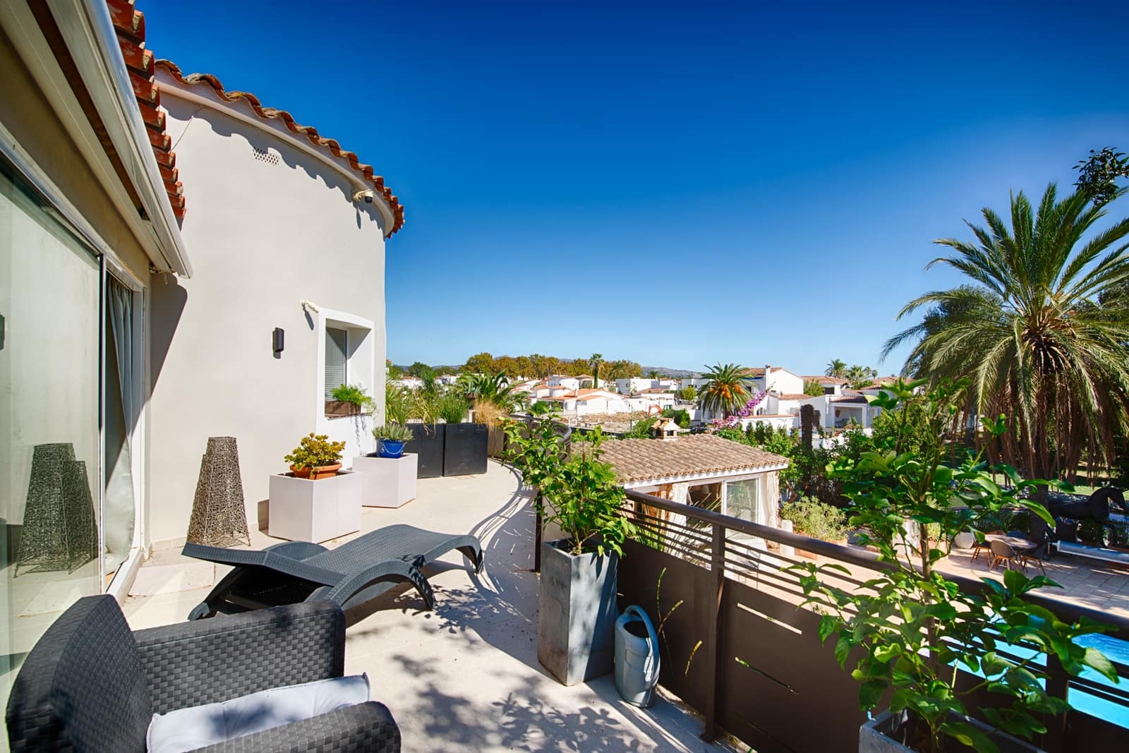 6 soveværelse Byhus til salg i Empuriabrava med swimmingpool garage - € 1.990.000 (Ref: 10136300)