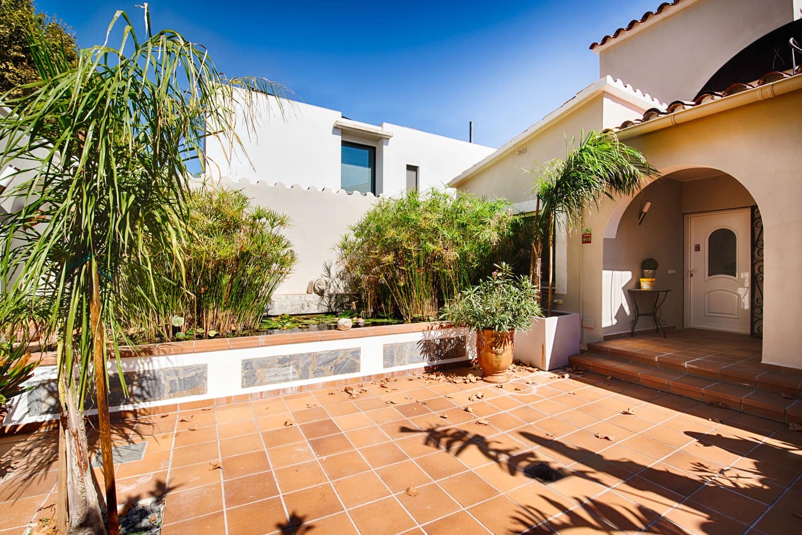 6 soveværelse Byhus til salg i Empuriabrava med swimmingpool garage - € 1.990.000 (Ref: 10136300)