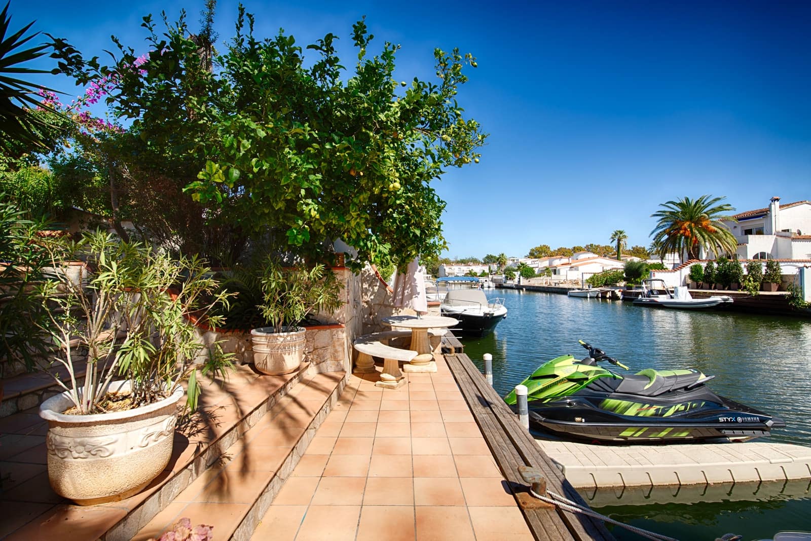 6 soveværelse Byhus til salg i Empuriabrava med swimmingpool garage - € 1.990.000 (Ref: 10136300)