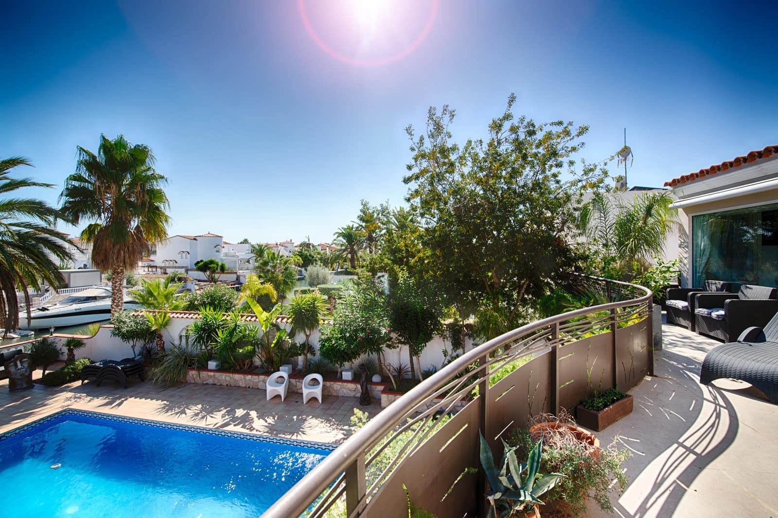 6 soveværelse Byhus til salg i Empuriabrava med swimmingpool garage - € 1.990.000 (Ref: 10136300)