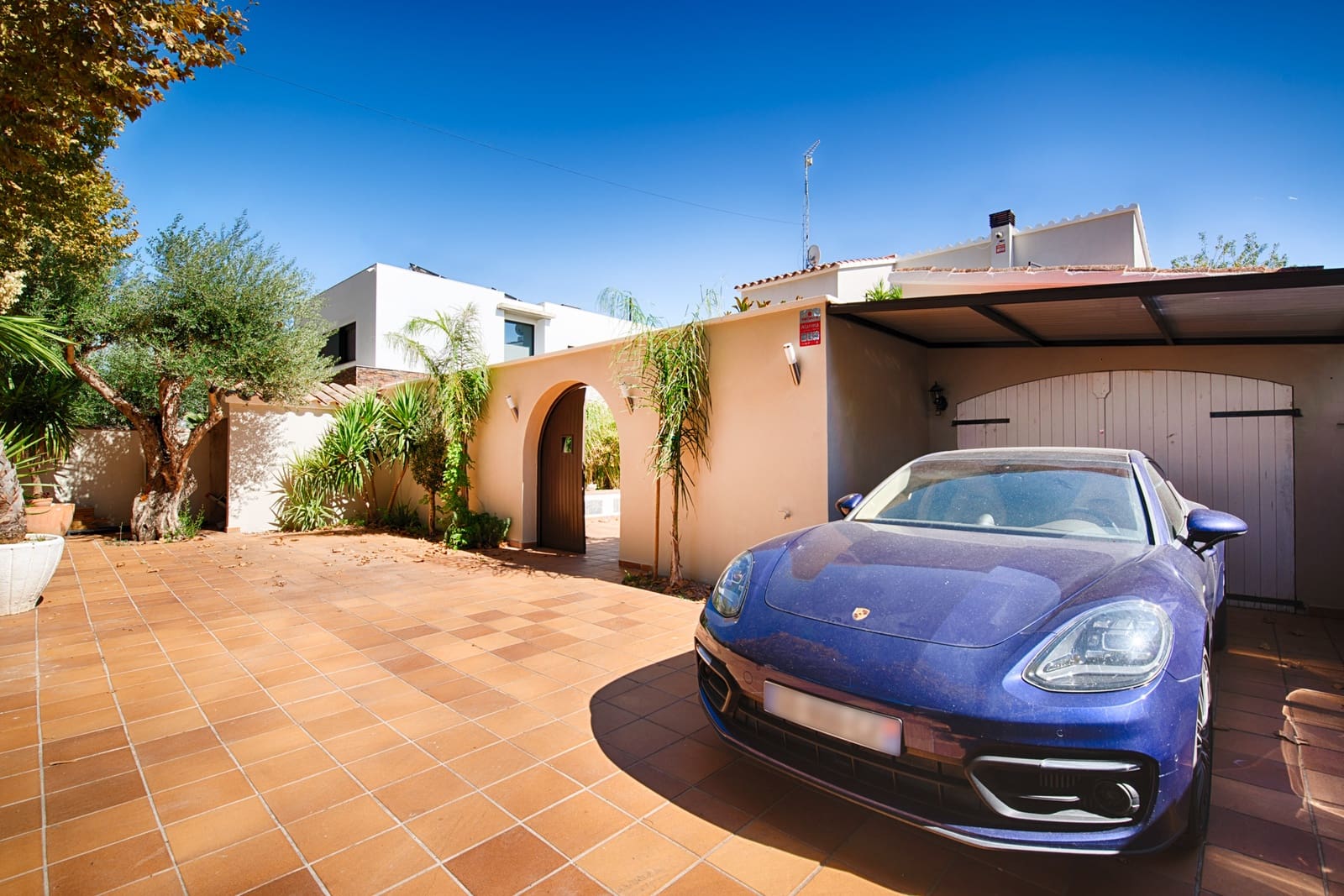 6 soveværelse Byhus til salg i Empuriabrava med swimmingpool garage - € 1.990.000 (Ref: 10136300)