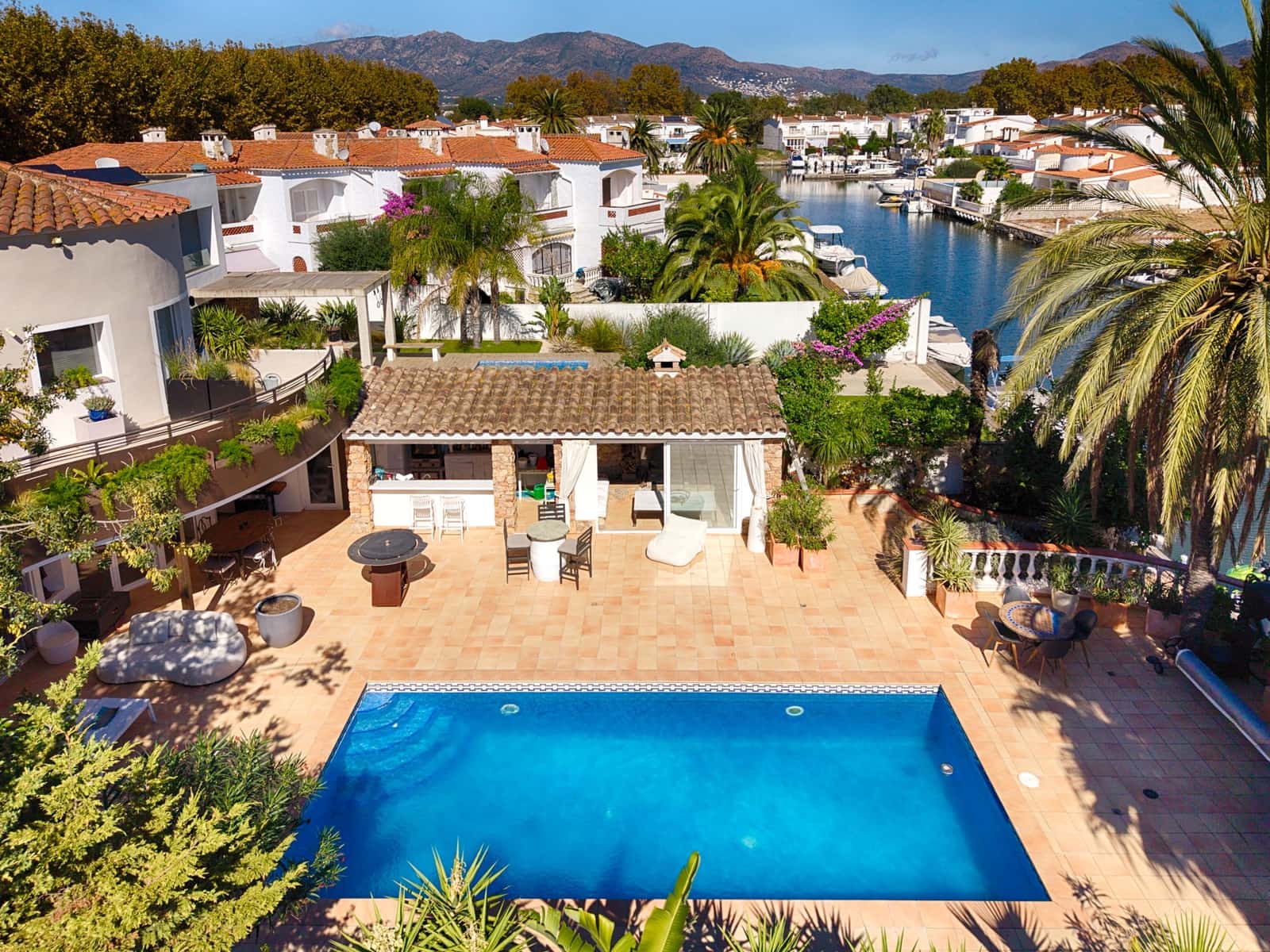 6 soveværelse Byhus til salg i Empuriabrava med swimmingpool garage - € 1.990.000 (Ref: 10136300)