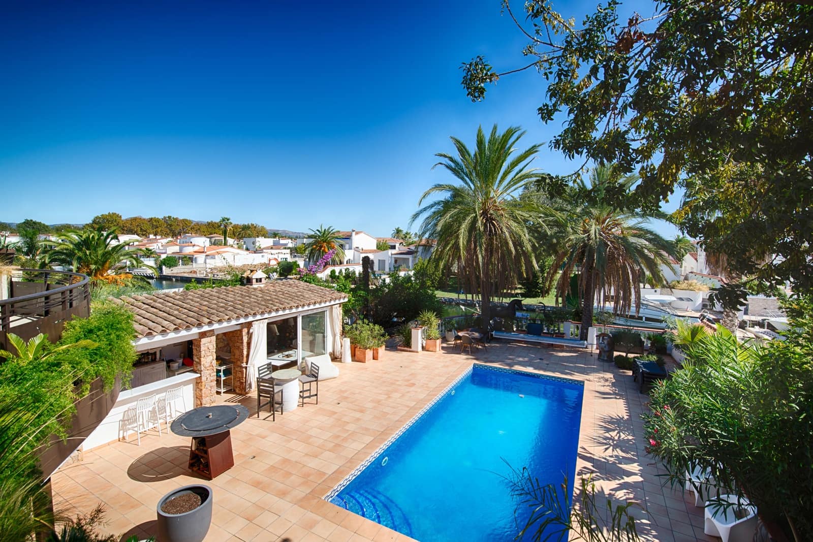 6 soveværelse Byhus til salg i Empuriabrava med swimmingpool garage - € 1.990.000 (Ref: 10136300)