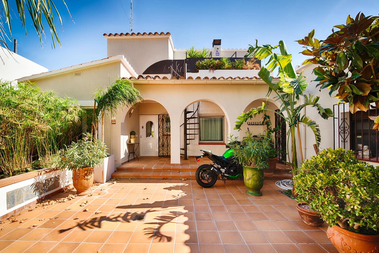 6 soveværelse Byhus til salg i Empuriabrava med swimmingpool garage - € 1.990.000 (Ref: 10136300)