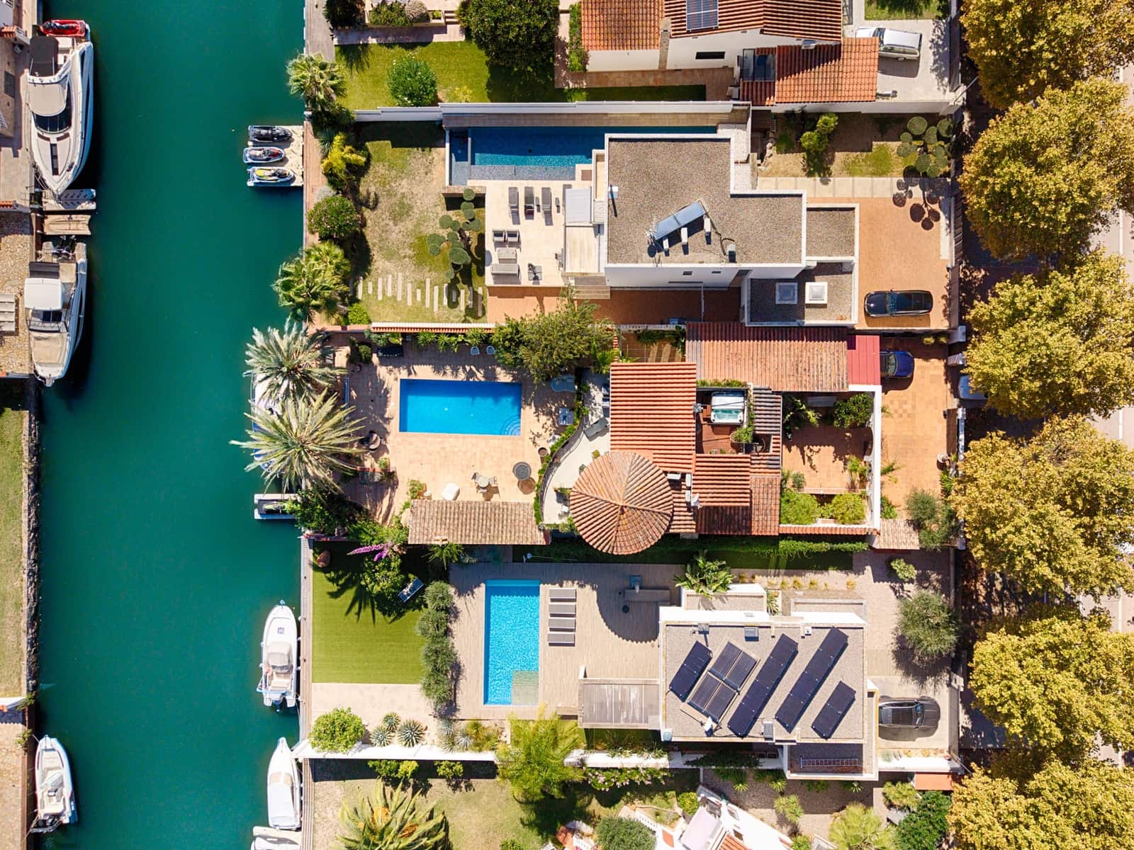 6 soveværelse Byhus til salg i Empuriabrava med swimmingpool garage - € 1.990.000 (Ref: 10136300)