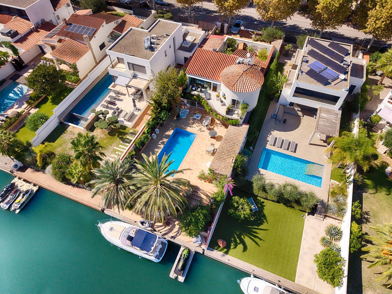 6 soveværelse Byhus til salg i Empuriabrava med swimmingpool garage - € 1.990.000 (Ref: 10136300)
