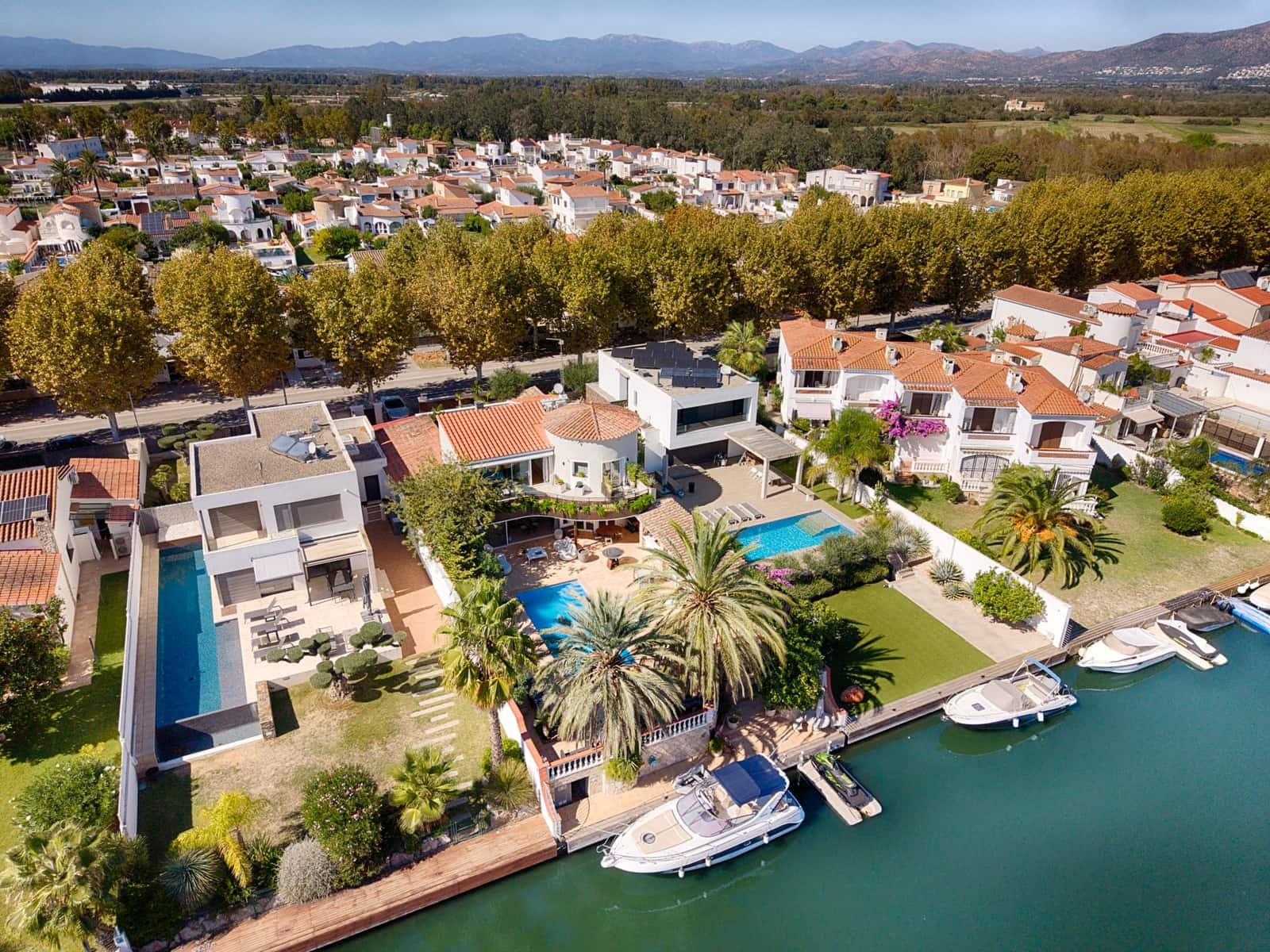 6 soveværelse Byhus til salg i Empuriabrava med swimmingpool garage - € 1.990.000 (Ref: 10136300)