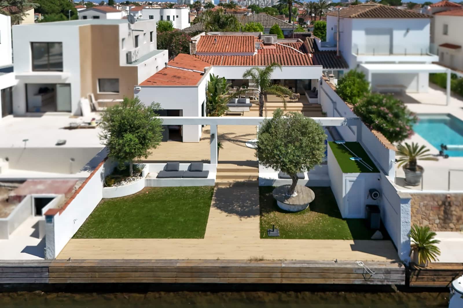 6 bedroom Townhouse for sale in Empuriabrava with pool garage - € 1,399,000 (Ref: 10144896)