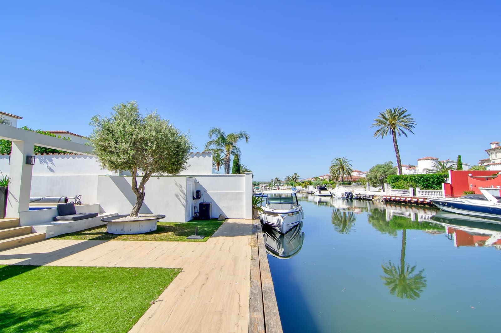 6 bedroom Townhouse for sale in Empuriabrava with pool garage - € 1,399,000 (Ref: 10144896)