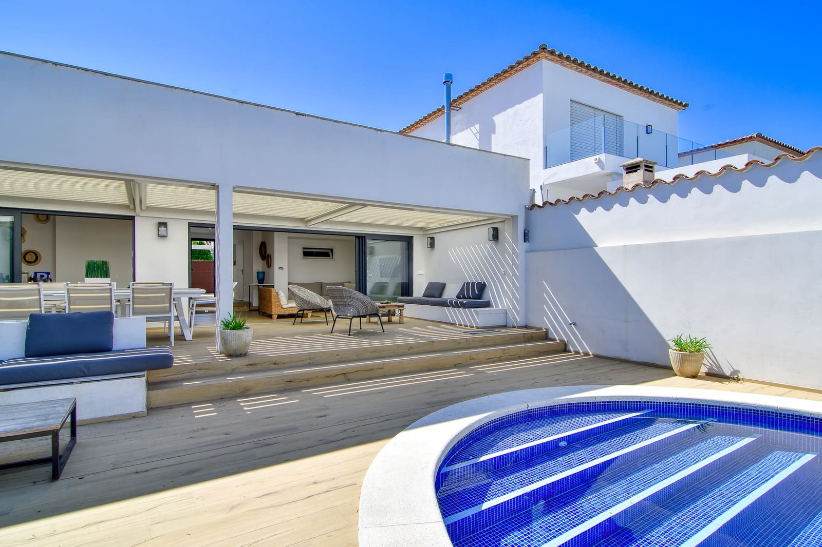 6 bedroom Townhouse for sale in Empuriabrava with pool garage - € 1,399,000 (Ref: 10144896)
