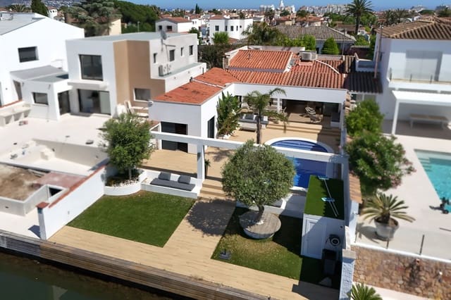 6 bedroom Townhouse for sale in Empuriabrava, Castelló d'Empúries with pool garage - € 1,399,000 (Ref: 10144896)
