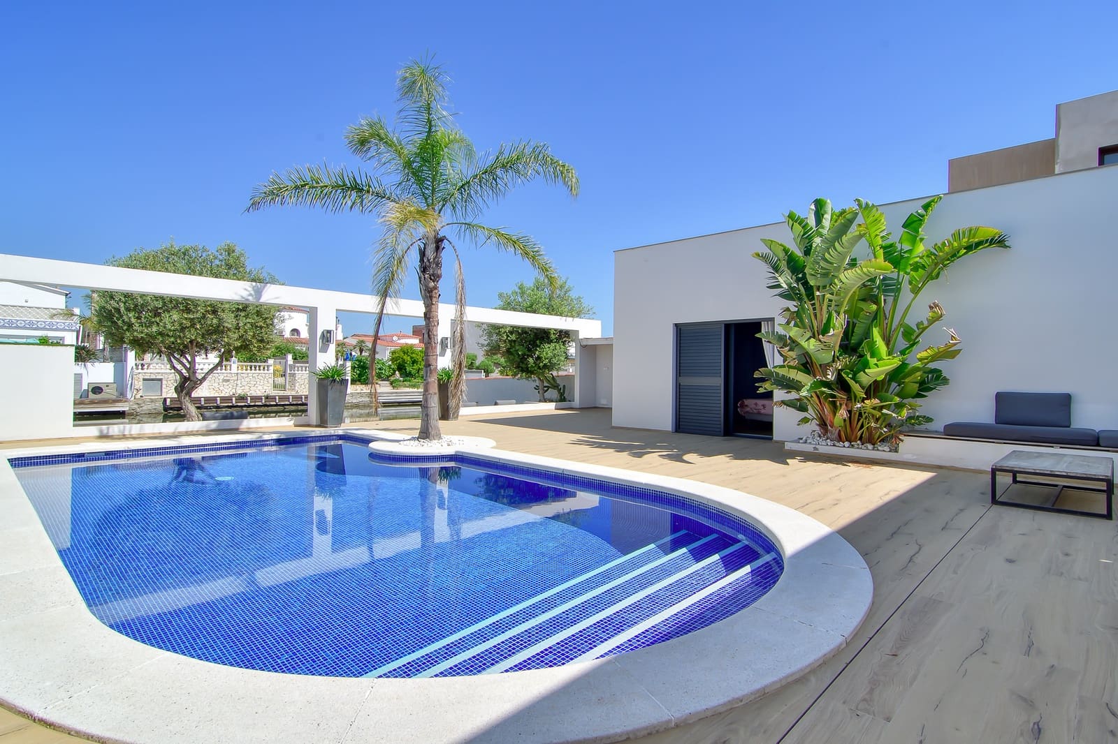 6 bedroom Townhouse for sale in Empuriabrava with pool garage - € 1,399,000 (Ref: 10144896)
