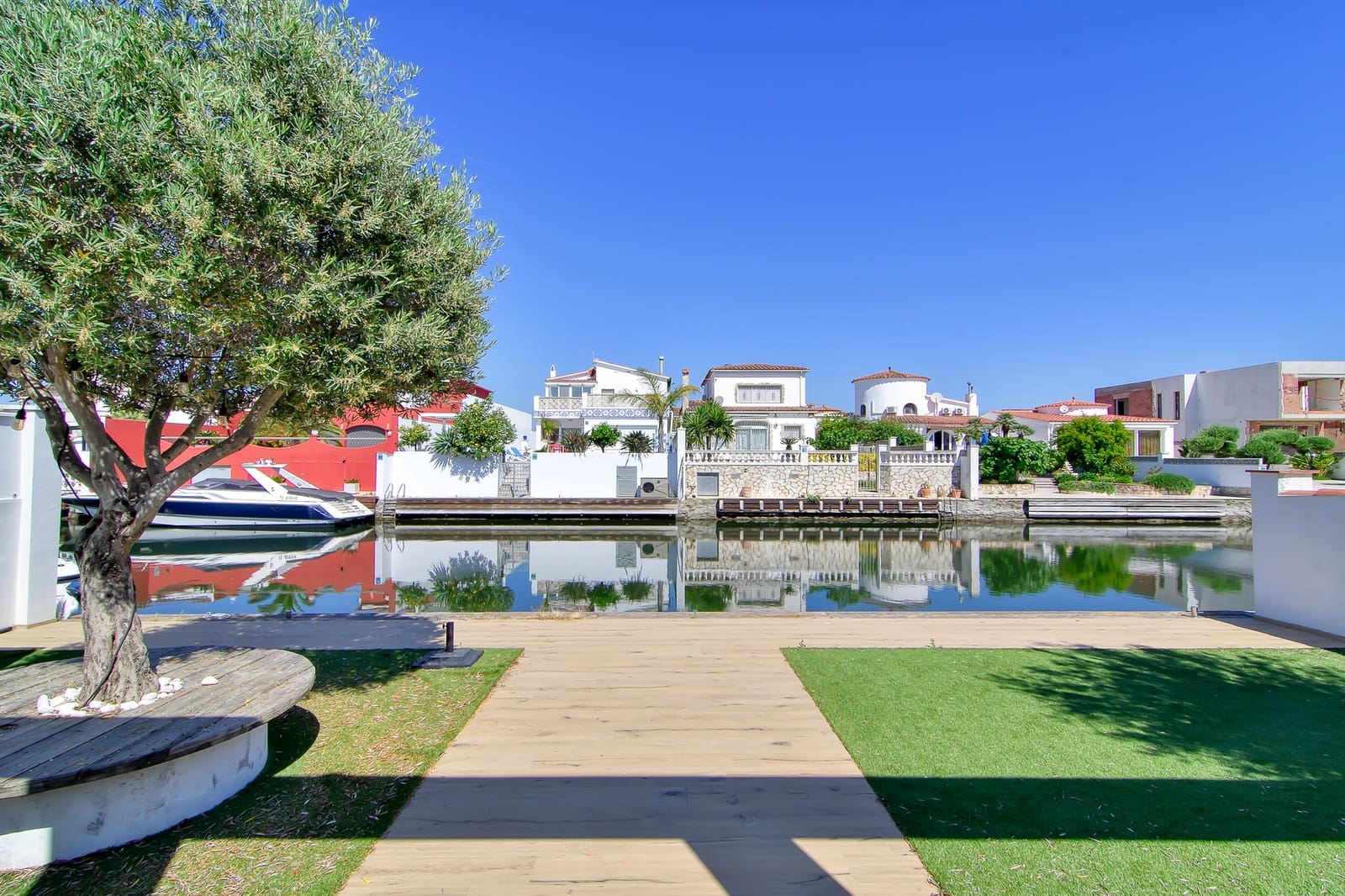 6 bedroom Townhouse for sale in Empuriabrava with pool garage - € 1,399,000 (Ref: 10144896)