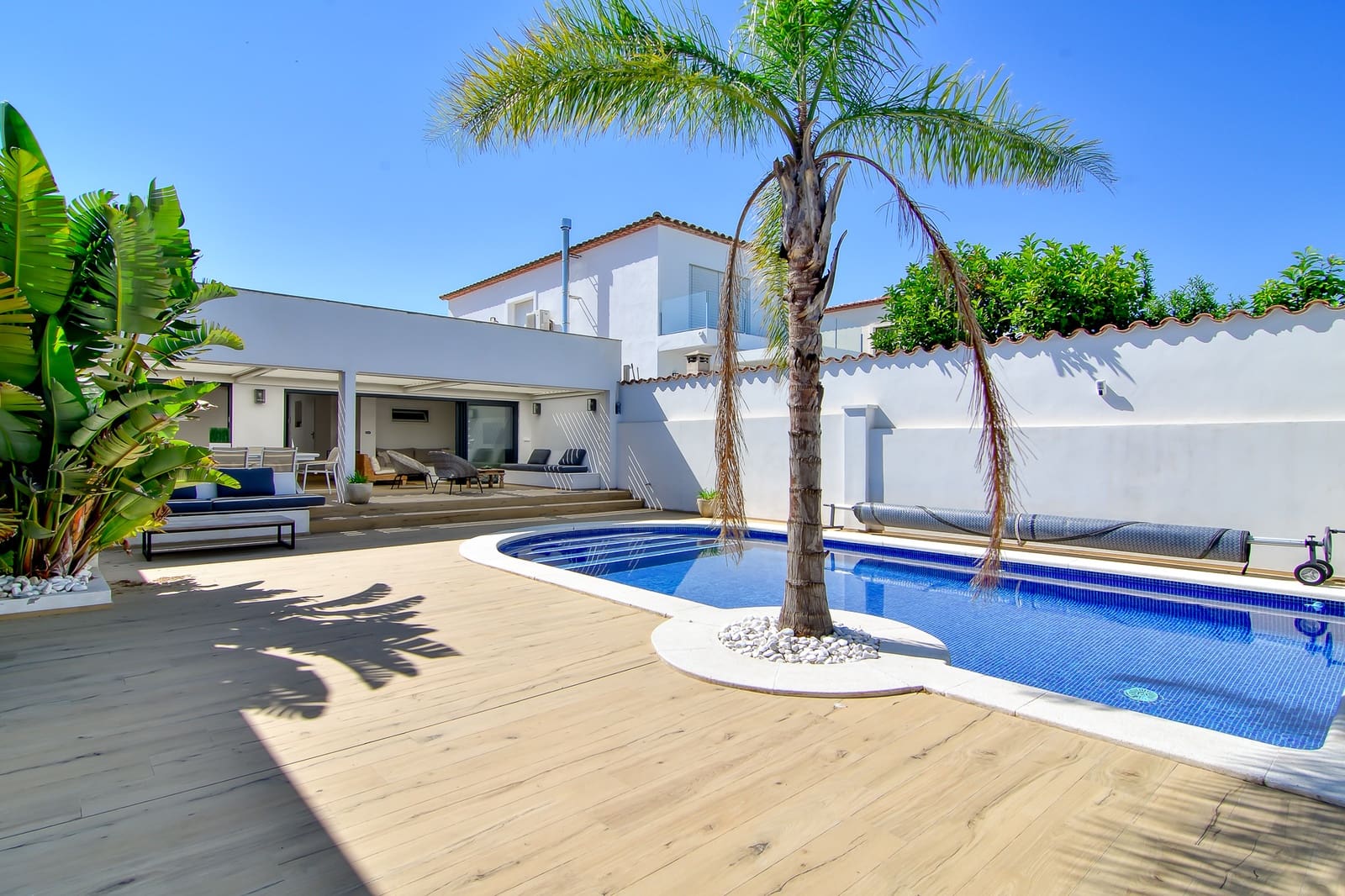 6 bedroom Townhouse for sale in Empuriabrava with pool garage - € 1,399,000 (Ref: 10144896)