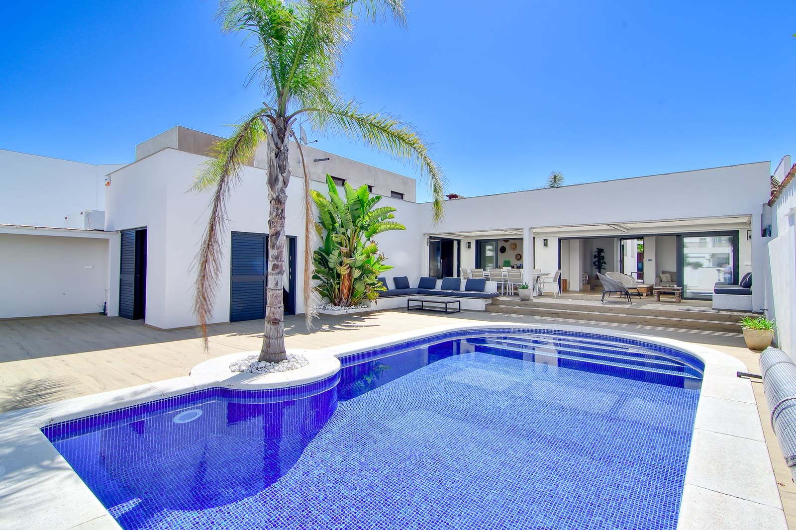 6 bedroom Townhouse for sale in Empuriabrava with pool garage - € 1,399,000 (Ref: 10144896)
