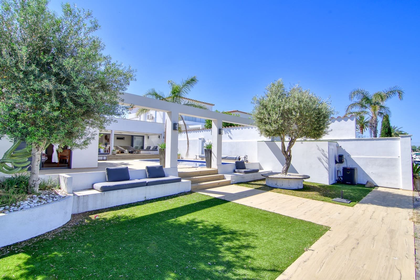 6 bedroom Townhouse for sale in Empuriabrava with pool garage - € 1,399,000 (Ref: 10144896)
