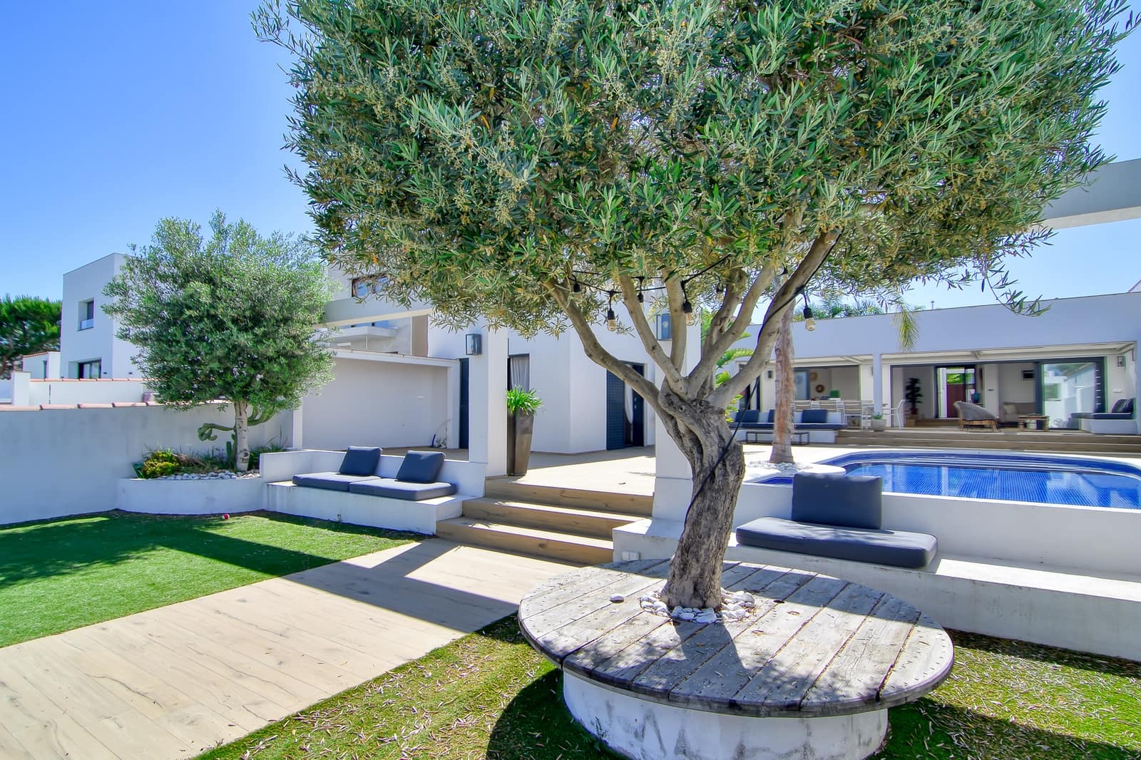 6 bedroom Townhouse for sale in Empuriabrava with pool garage - € 1,399,000 (Ref: 10144896)
