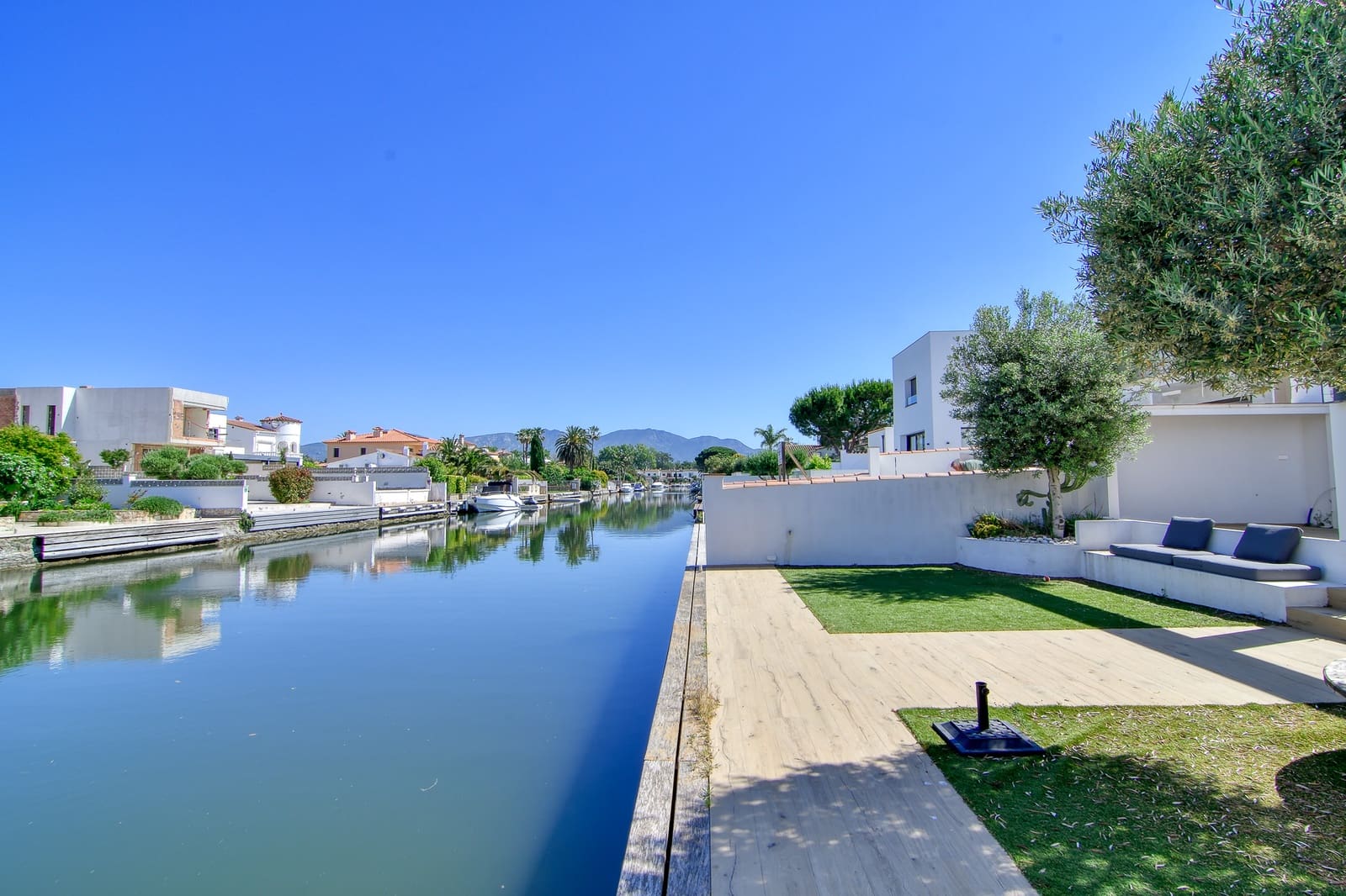 6 bedroom Townhouse for sale in Empuriabrava with pool garage - € 1,399,000 (Ref: 10144896)