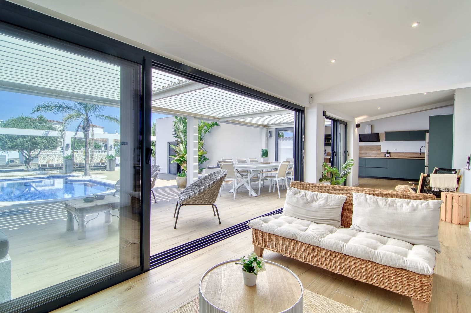 6 bedroom Townhouse for sale in Empuriabrava with pool garage - € 1,399,000 (Ref: 10144896)