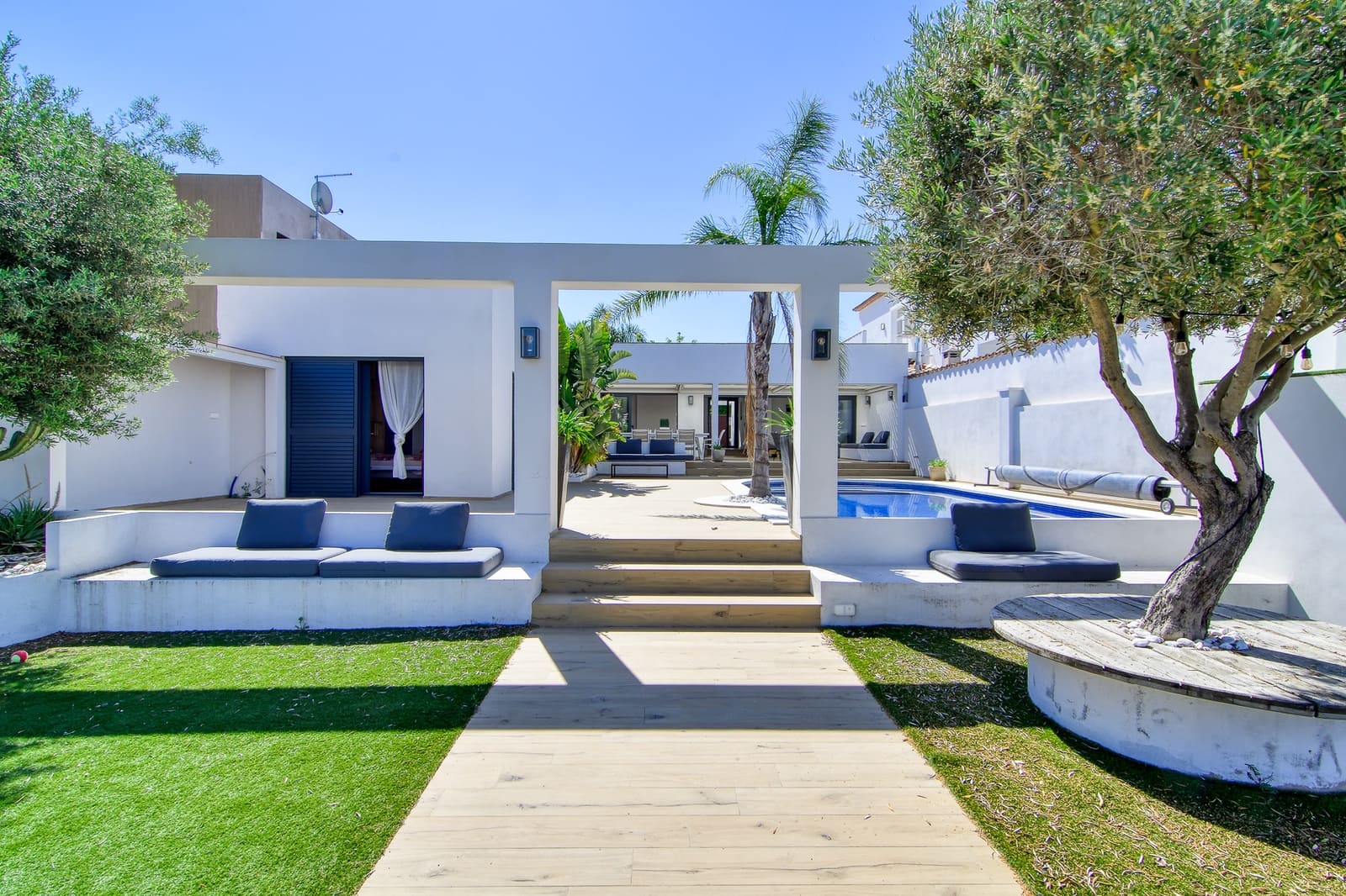 6 bedroom Townhouse for sale in Empuriabrava with pool garage - € 1,399,000 (Ref: 10144896)