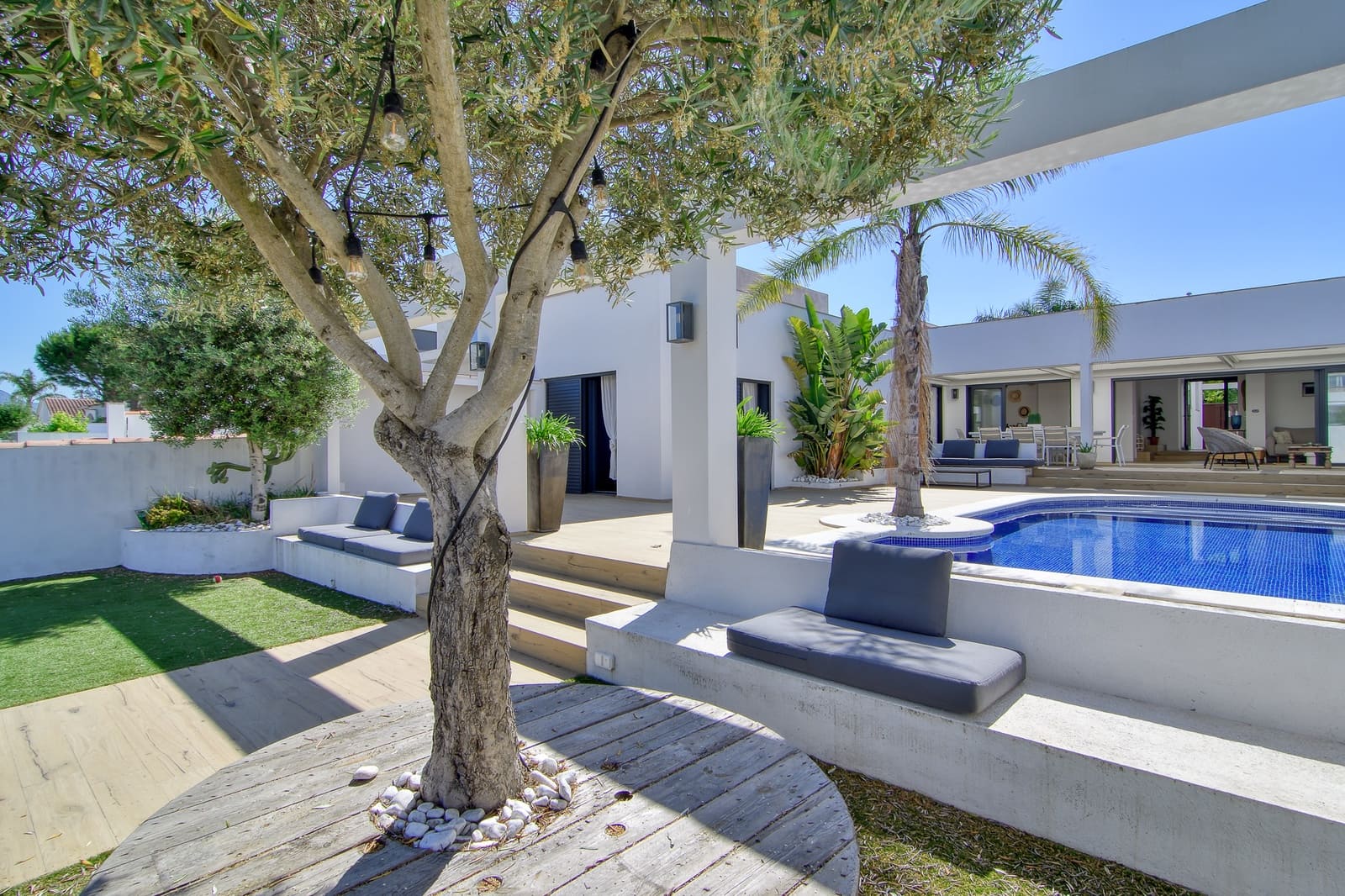 6 bedroom Townhouse for sale in Empuriabrava with pool garage - € 1,399,000 (Ref: 10144896)