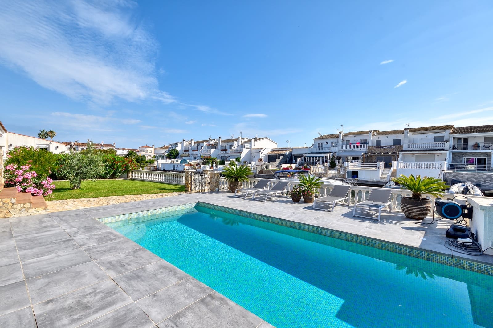 4 bedroom Townhouse for sale in Empuriabrava with pool garage - € 1,490,000 (Ref: 10144921)